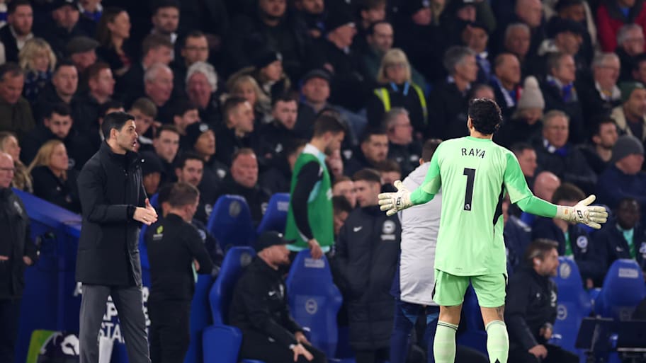 David Raya (right) waving his arms.