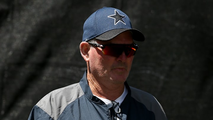 Jul 30, 2024; Oxnard, CA, USA; Dallas Cowboys defensive coordinator Mike Zimmer during training camp at the River Ridge Playing Fields in Oxnard, California. Mandatory Credit: Jason Parkhurst-Imagn Images