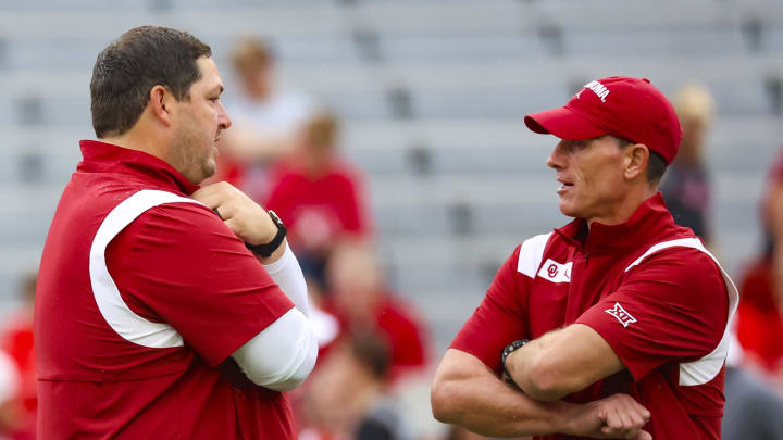 Oklahoma Sooners offensive coordinator Jeff Lebby speaks with head coach Brent Venables before the game against the Nebraska Cornhuskers at Memorial Stadium. 