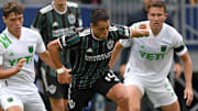 El mexicano Javier Hernández del Galaxy de Los Ángeles tratando de burlar a los jugadores del Austin FC.