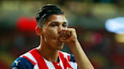 Ángel Zaldívar celebra un gol con las Chivas.