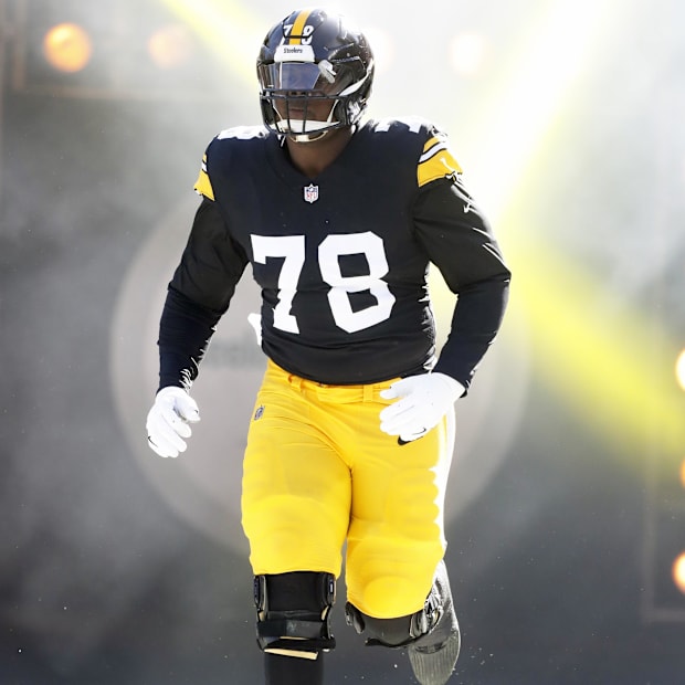 Football player in black unifor