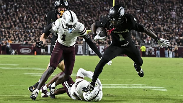 Mario Craver runs past defenders for a score.