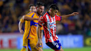El francés André-Pierre Gignac de Tigres y Luis Nájera de San Luis durante el Apertura 2024