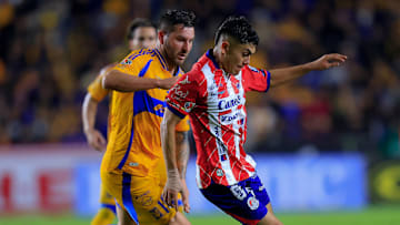 El francés André-Pierre Gignac de Tigres y Luis Nájera de San Luis durante el Apertura 2024
