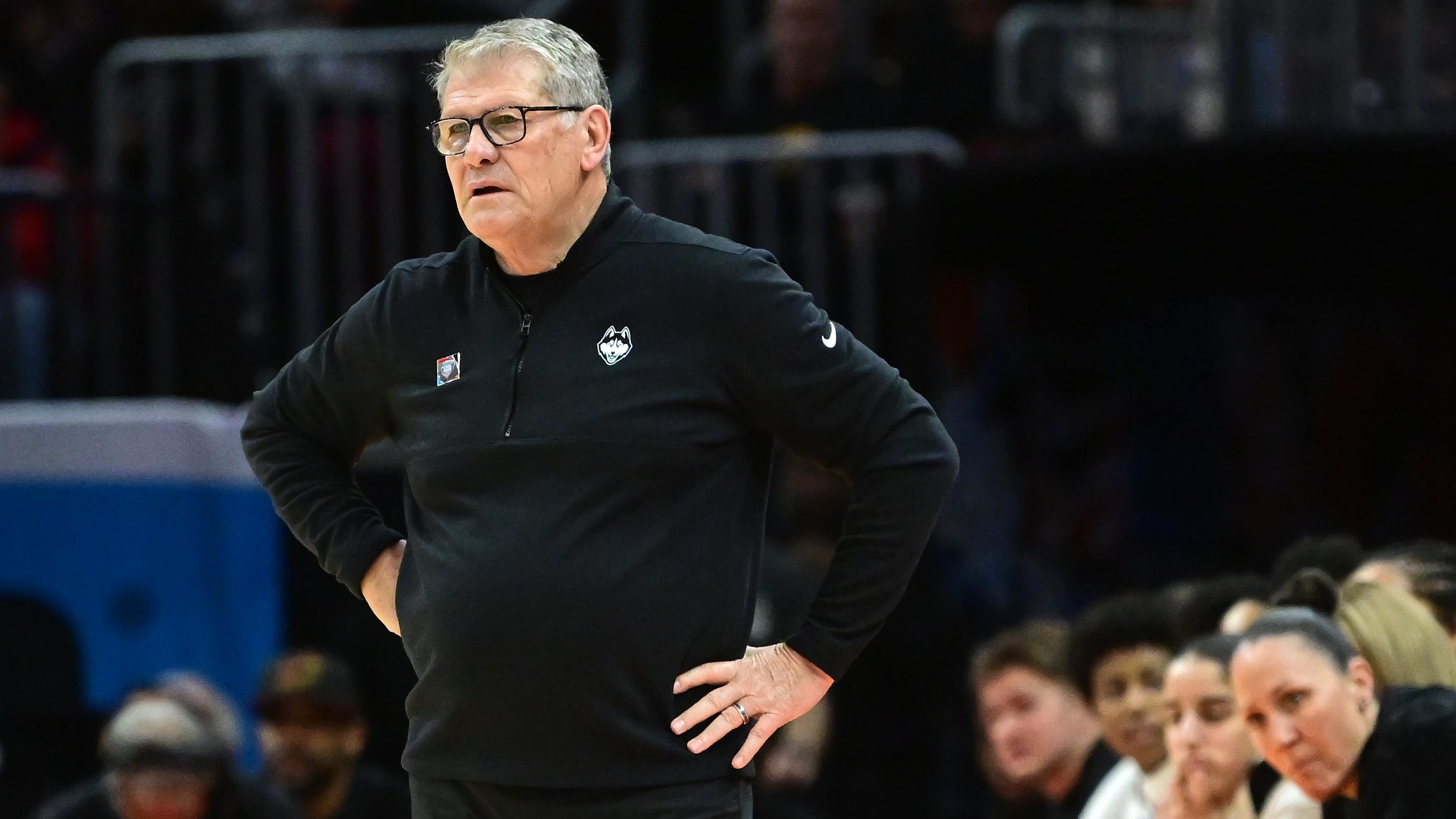 Geno Auriemma reacts after a play against Iowa.