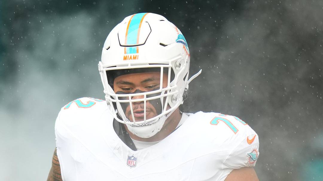 Miami Dolphins guard Jonah Savaiinaea