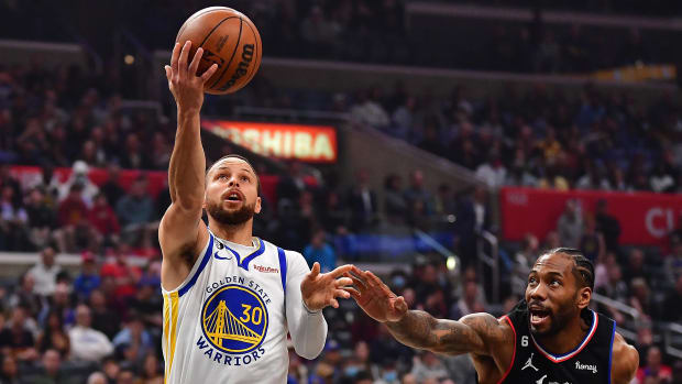 Kawhi Leonard guards Steph Curry.
