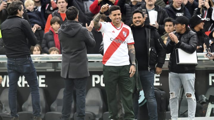 Enzo Fernandez a été accueilli en héros cette nuit au stade Monumental de River Plate, les supporters du club Argentin en ont profité pour réitérer les chants racistes envers les Français. 