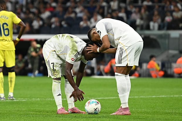 วินิซิอุส จูเนียร์ (ซ้าย) และกิลเลียน เอ็มบัปเป