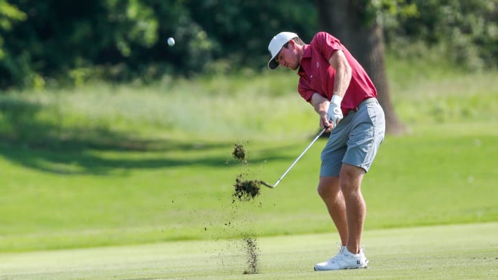 Alabama   s Nick Dunlan chips to the green during the final round of the NCAA Norman Regional at