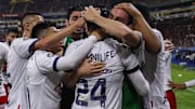 Alexis Vega celebra con sus compañeros de Chivas tras su gol en el Clásico Tapatío ante Atlas.