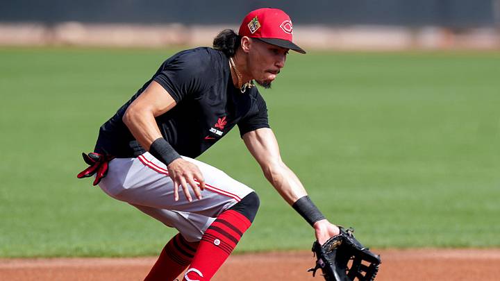 Cincinnati Reds shortstop Edwin Arroyo (56) runs drills