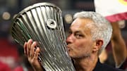 José Mourinho avec le trophée de l'Europa Conférence Ligue