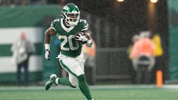 New York Jets running back Breece Hall (20) runs with the ball during an NFL Week 10 game between the New York Jets and the Cleveland Browns at MetLife Stadium on Sunday, Nov. 9, 2025.