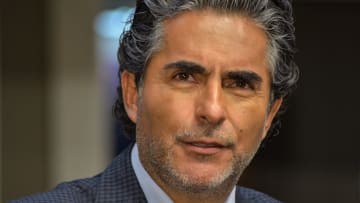 Raúl Araiza recibe tratamiento estético en vivo