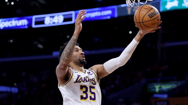 Christian Wood sigue en los Lakers porque activó su opción de jugador para la próxima temporada