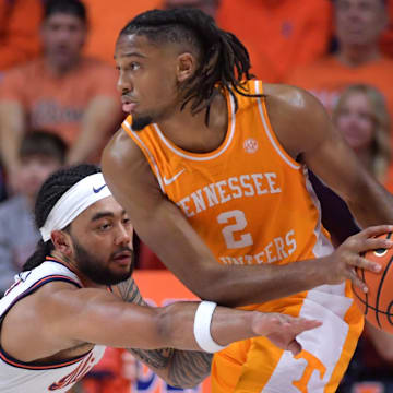 Tennessee guard Chaz Lanier tries to get around the Illinois defense during their game Saturday.