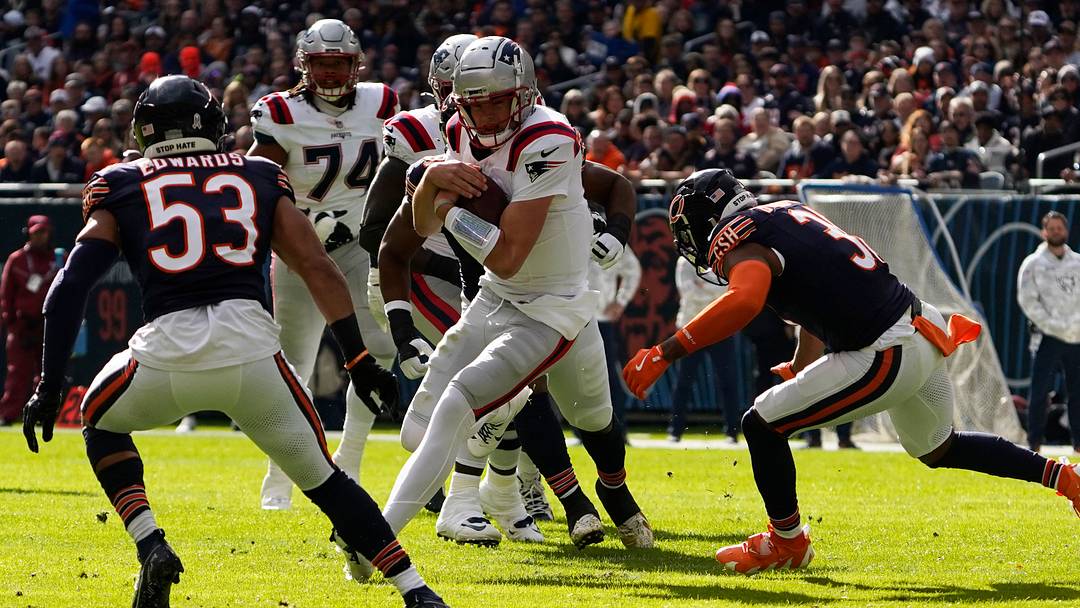 Nov 10, 2024; Chicago, Illinois, USA; New England Patriots quarterback Drake Maye (10) runs the ball against the Chicago Bears during the first half at Soldier Field. Mandatory Credit: David Banks-Imagn Images Nov 10, 2024; Chicago, Illinois, USA; New England Patriots quarterback Drake Maye (10) runs the ball against the Chicago Bears during the first half at Soldier Field. Mandatory Credit: David Banks-Imagn Images
