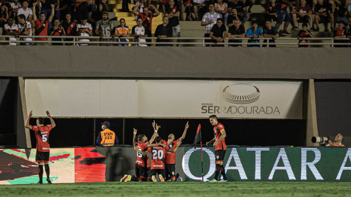 Com um jogador a mais, Atlético-GO vence o São Paulo no Serra Dourada e larga em vantagem nas semis da Sul-Americana.