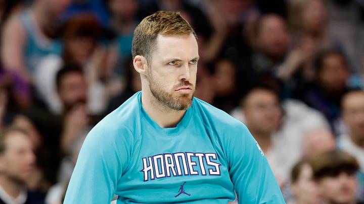 Mar 19, 2026; Charlotte, North Carolina, USA; Charlotte Hornets guard Pat Connaughton (21) flexes on the sideline during the first quarter against the Orlando Magic at Spectrum Center. Mandatory Credit: Brian Westerholt-Imagn Images