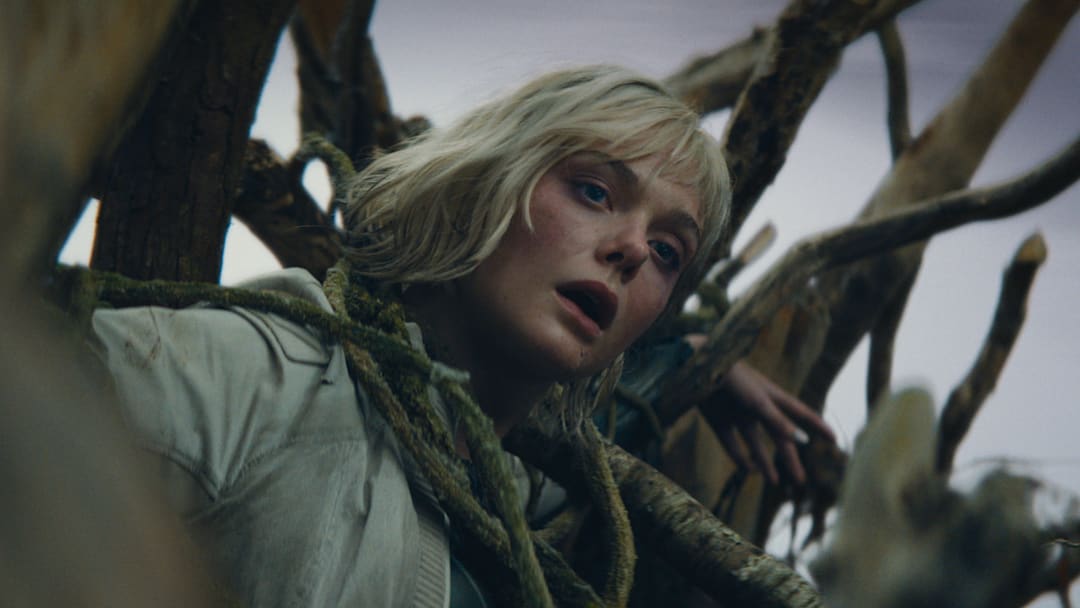Thia (Elle Fanning) in 20th Century Studios' PREDATOR: BADLANDS film. Photo courtesy of 20th Century Studios. © 2025 20th Century Studios. All Rights Reserved.
