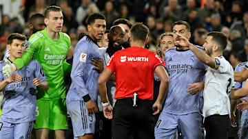 TOPSHOT-FBL-ESP-LIGA-VALENCIA-REAL MADRID