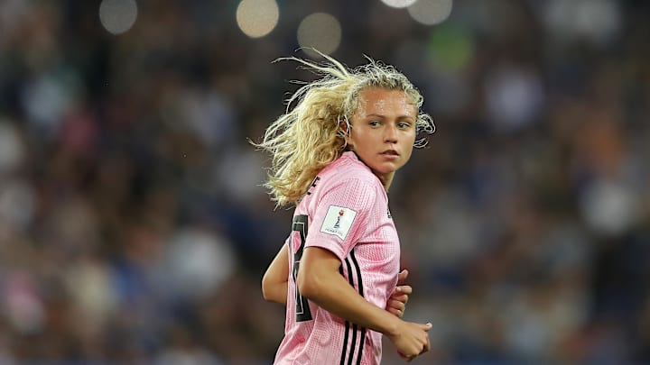Claire Emslie runs during Scotland v Argentina 2019 FIFA World Cup match