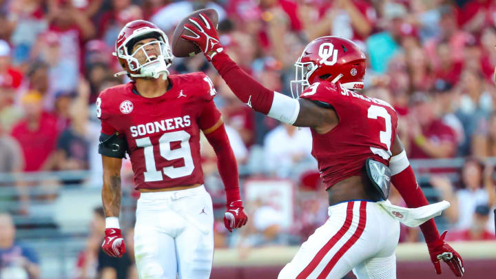 Oklahoma Sooners defensive back Robert Spears-Jennings (3) celebrates with Jacobe Johnson (19) 