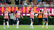 Jugadores de Chivas celebran un gol.