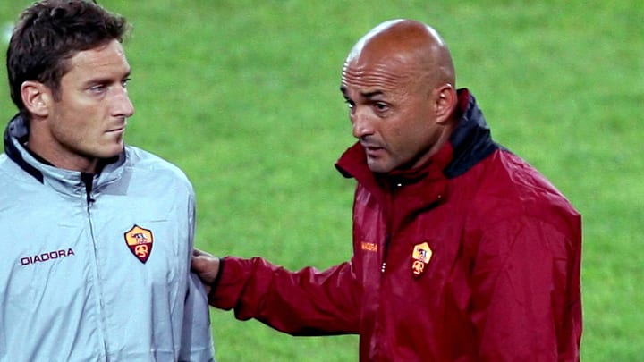 Roma's coach Luciano Spalletti (R) speak