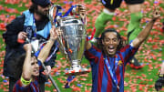 Ronaldinho celebrando la Champions League conseguida por el FC Barcelona en 2006, en calidad de invicto 