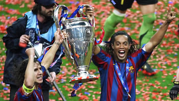 Ronaldinho celebrando la Champions League conseguida por el FC Barcelona en 2006, en calidad de invicto 