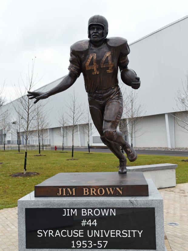 Jim Brown statue at Syracuse