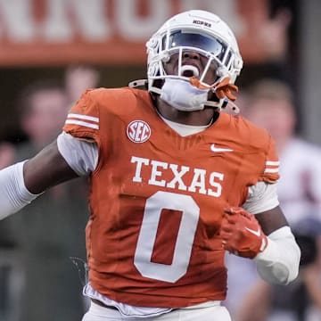 Texas Longhorns linebacker Anthony Hill Jr. (0) celebrates after a stop against the Kentucky Wildcats on fourth down 