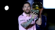 Lionel Messi presentando su octavo Balón de Oro en Miami