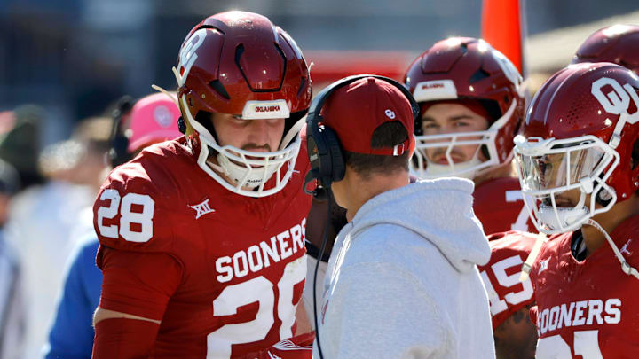 Oklahoma Sooners linebacker Danny Stutsman (28) and coach Brent Venables