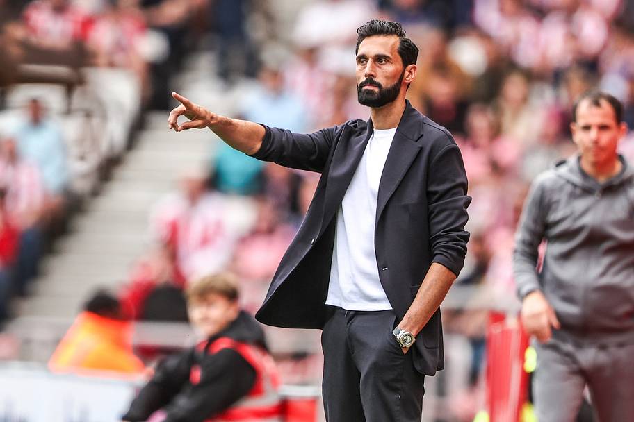 Álvaro Arbeloa pointing.