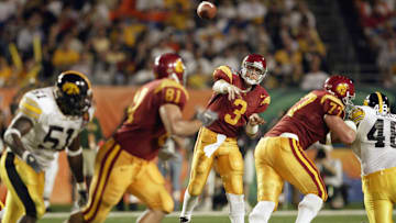 Carson Palmer throws to Alex Holmes