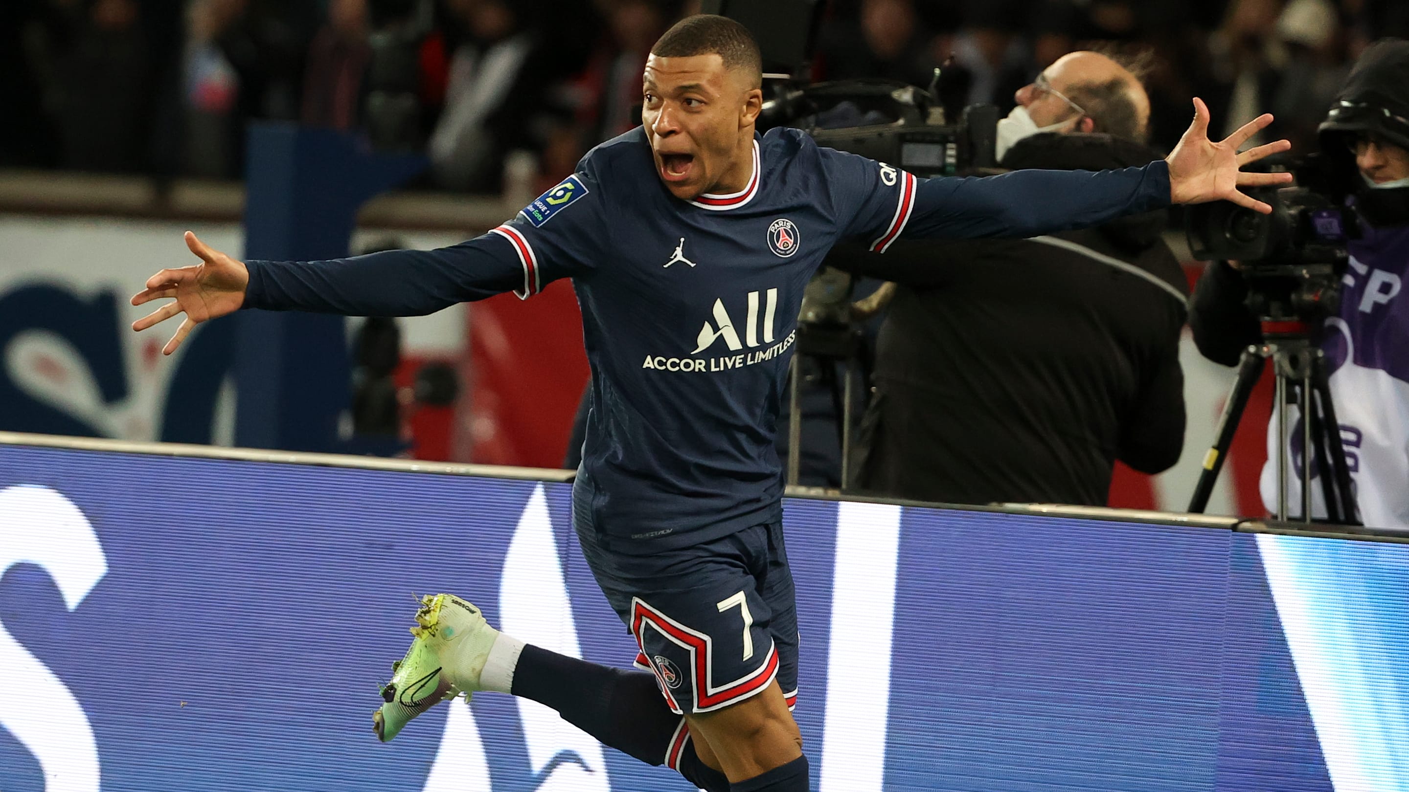 Kylian Mbappe Offered Huge Contract Extension By Psg Real Madrid