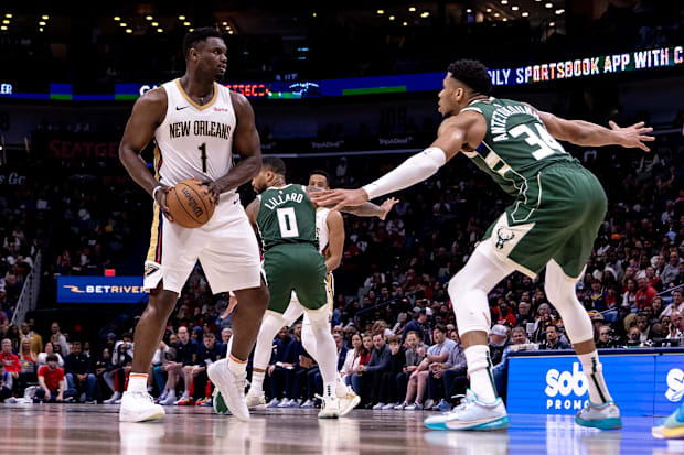 New Orleans Pélicans attacking Zion Williamson (1) is looking to pass the ball against the Milwaukee Bucks Giannis Antetokounmpo striker Bucks Antetokounmpo