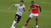 Em duelo que pode mudar a liderança do Brasileirão, o Corinthians enfrenta seu maior rival interestadual 