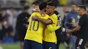 El chileno Diego Valdés es consolado por Jonathan Dos Santos