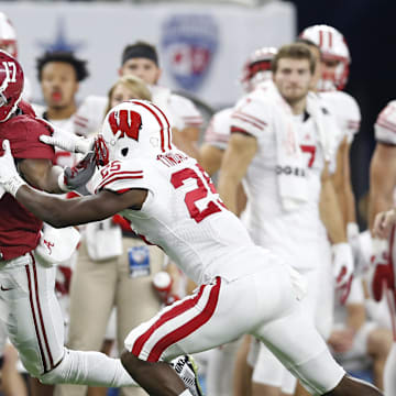 Sep 5, 2015; Arlington, TX, USA; Alabama Crimson Tide running back Kenyan Drake (17) runs with the ball against Wisconsin Badgers cornerback Derrick Tindall (25) at AT&T Stadium. Mandatory Credit: Matthew Emmons-Imagn Images