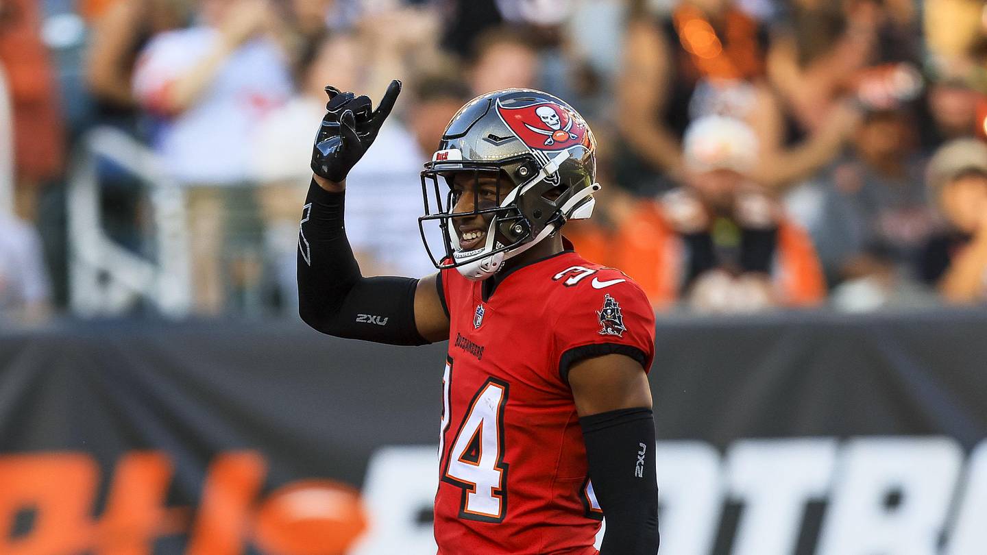 Buccaneers Cornerback Carted Off Against Commanders