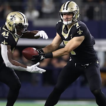 Nov 29, 2018; Arlington, TX, USA; New Orleans Saints quarterback Taysom Hill (7) hands off the ball to running back Alvin Kamara (41) against the Dallas Cowboys at AT&T Stadium. Mandatory Credit: Matthew Emmons-Imagn Images