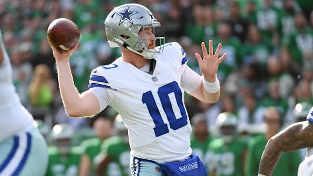 Dallas Cowboys quarterback Cooper Rush (10) throws a touchdown pass against the Philadelphia Eagles during the first quarter 