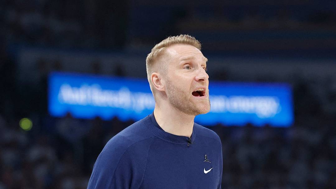 Apr 20, 2025; Oklahoma City, Oklahoma, USA; Memphis Grizzlies head coach Tuomas Lisalo yells to his team during a play in the first quarter against the Oklahoma City Thunder at Paycom Center. Mandatory Credit: Alonzo Adams-Imagn Images Apr 20, 2025; Oklahoma City, Oklahoma, USA; Memphis Grizzlies head coach Tuomas Lisalo yells to his team during a play in the first quarter against the Oklahoma City Thunder at Paycom Center. Mandatory Credit: Alonzo Adams-Imagn Images