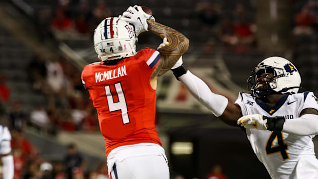 Arizona Wildcats wide receiver Tetairoa McMillan (4) catches a long pass vs. the West Virginia Mountaineers.