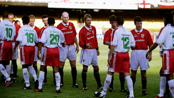 Manchester United and Necaxa shake hands